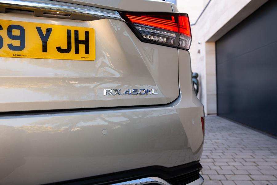 Детали экстерьера Lexus RX450hL 2019 года  (UK) (фото 21 из 40)